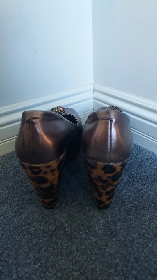 Tacones de cuña con estampado de cobre y leopardo brillantes metálicos de caja amarilla Foto 4 de 4