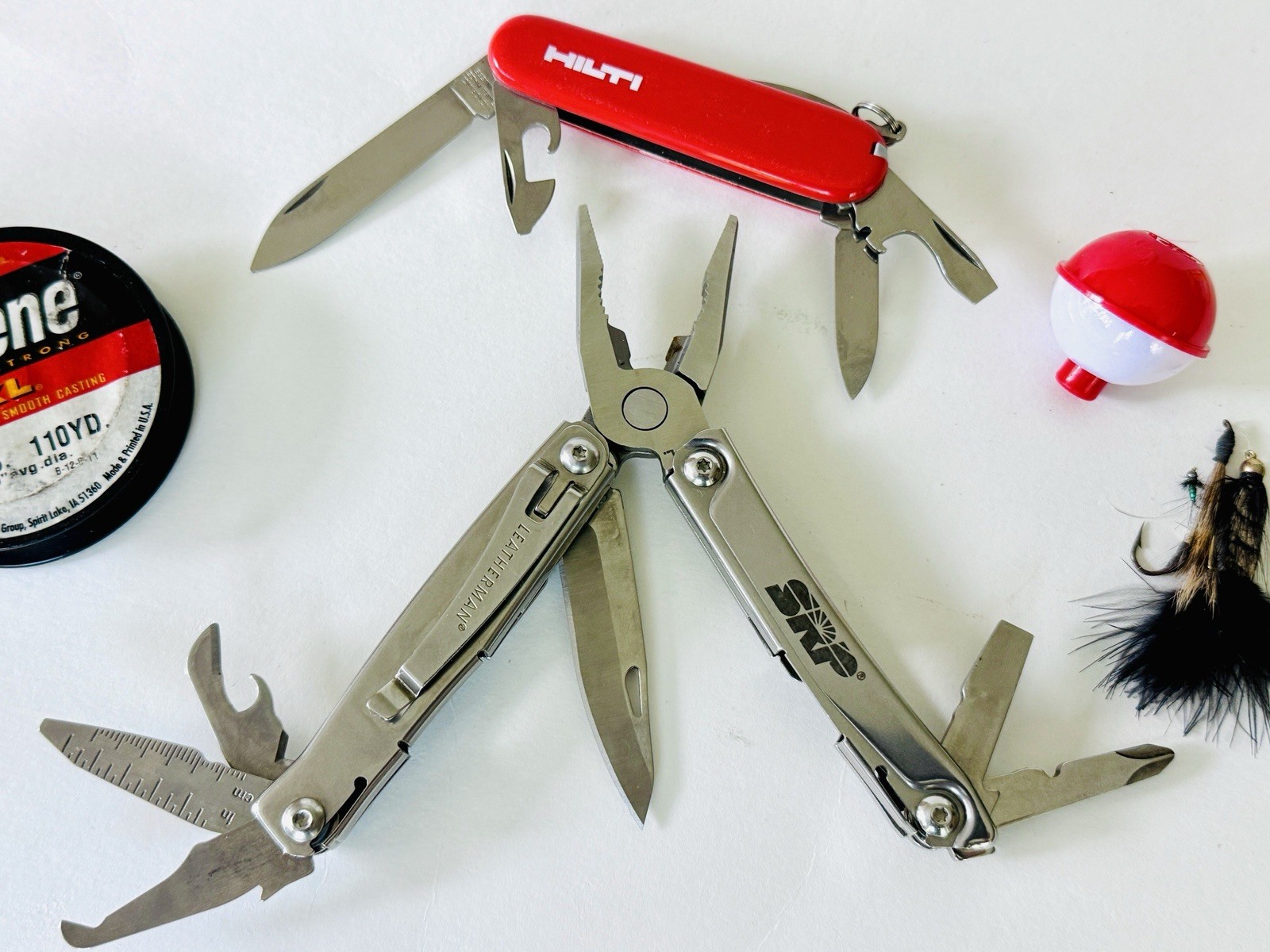 Multiherramienta Leatherman Rev con logotipo SRP y Victorinox Spartan con logotipo Hilti