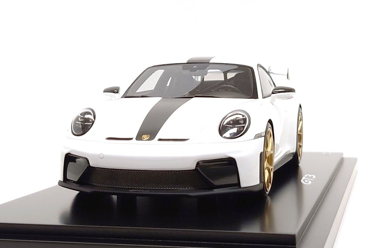 Spark 1:18 Porsche 911 GT3 (992.2) in White / Black Stripe (Dealer