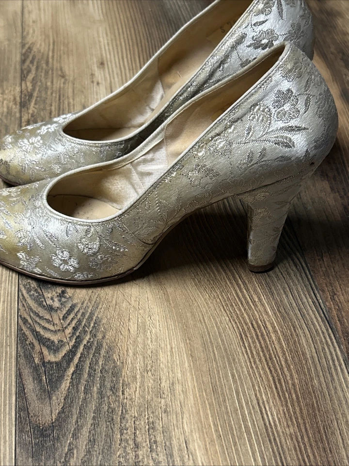 Tacones altos antiguos victorianos de principios de 1900 para mujer color marfil con brillo plateado Foto 2 de 4