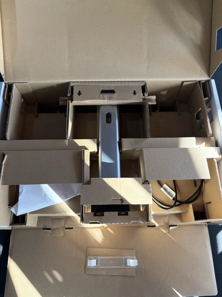 Dell Ultra HD 4k Monitor P2715Q 27-Inch Screen LED-Lit Monitor - Image 3 of 4