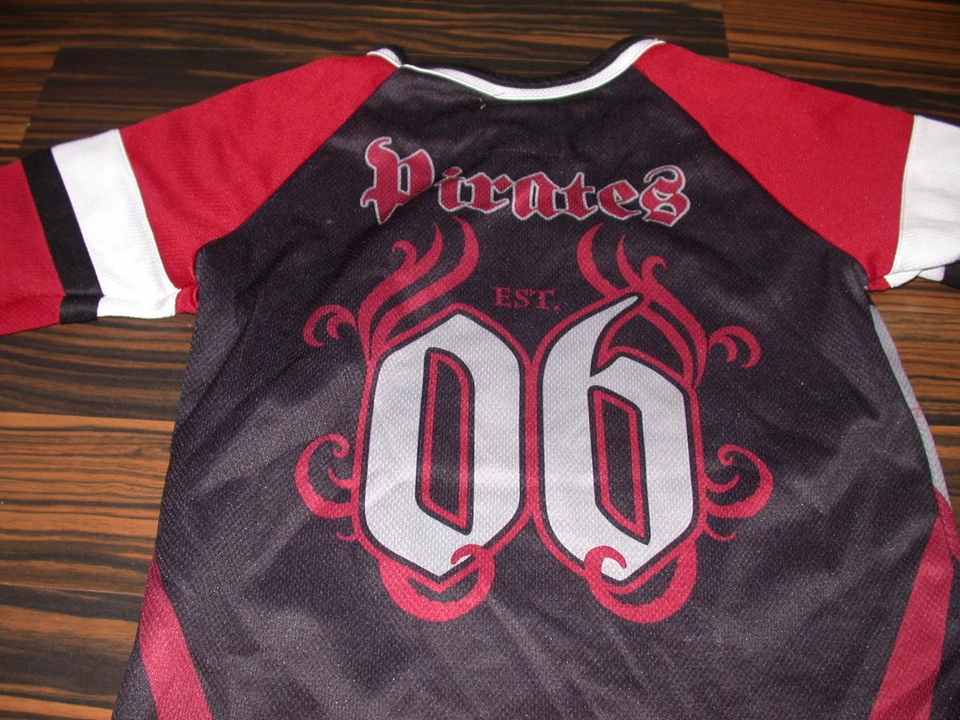 Camiseta deportiva de hockey Disney Piratas del Caribe pecho de hombre muerto juvenil pequeña 5-6 Foto 3 de 3