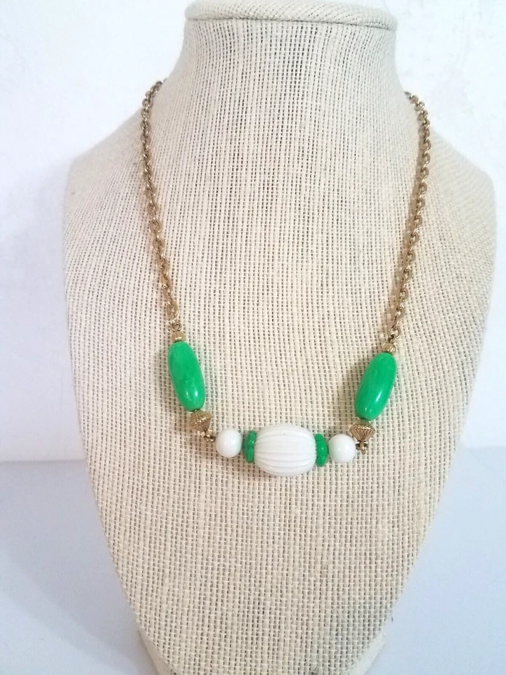 1975 Signed AVON Come Summer Necklace Gold Tone Chain White & Green Lucite Beads - Изображение 4 из 4