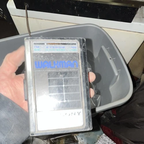 Sony Walkman Portable Cassette Player AM/FM missing battery cover Belt Clip