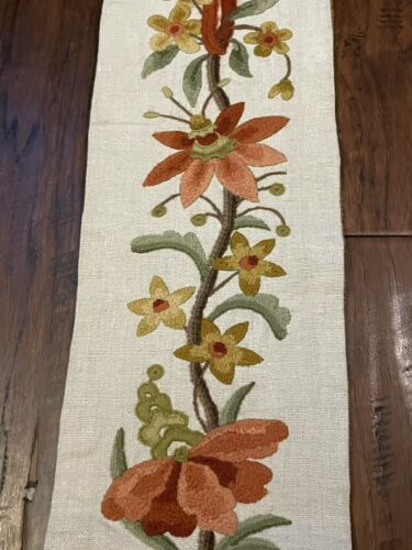 Vintage 1970er Handarbeit Blumen Crewel Stickerei Wandbehang Wandteppich mit Quaste - Bild 3 von 24