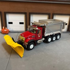Camión de volteo Greenlight 1:64 Mack Granite arado 2019 exclusivo de obras públicas