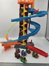 Mattel 2014 Thomas Friends Minis Twist N Turn Stunt Set with 6 Mini Train Cars