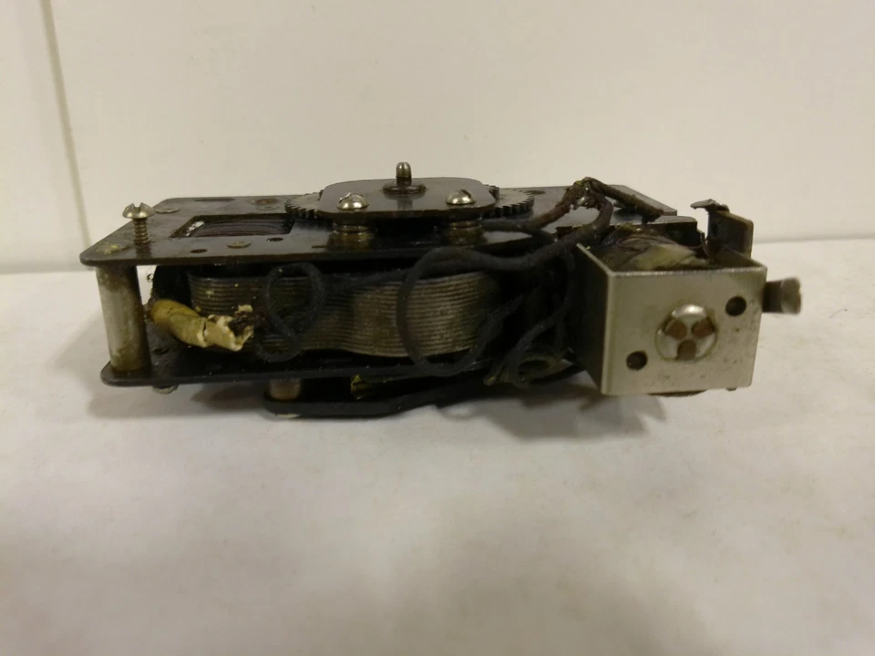 PREWAR LIONEL MOTOR ASSEMBLY WITH REVERSE UNIT AND COLLECTOR ASY. - Image 4 of 4