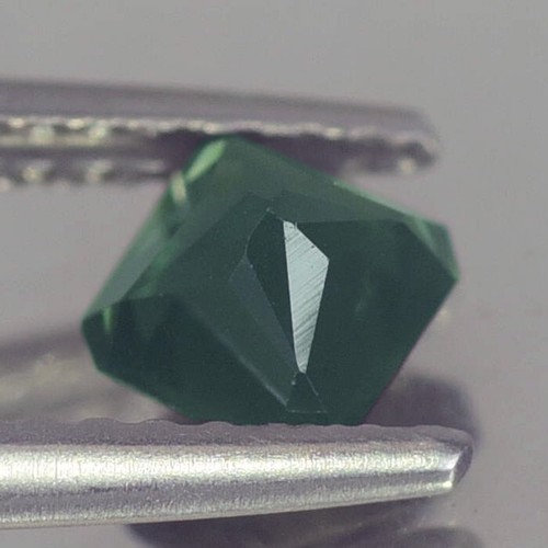 0.67CT STUNNING AA SQUARE OCTAGON HEATED ONLY THAILAND GREEN SAPPHIRE NATURAL - Picture 3 of 3