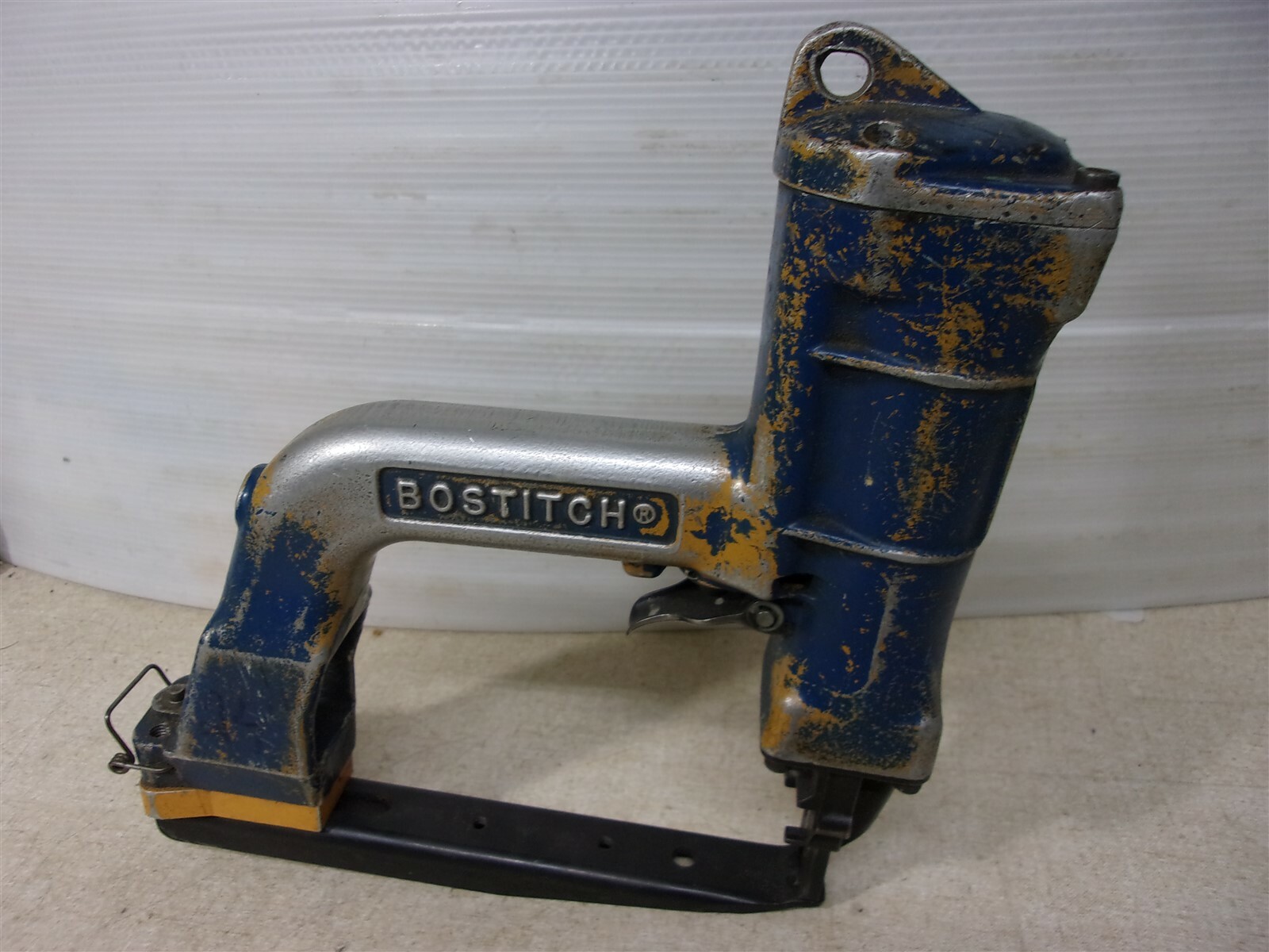 Bostitch Upholstery Stapler Air Staple Gun *FREE SHIPPING*
