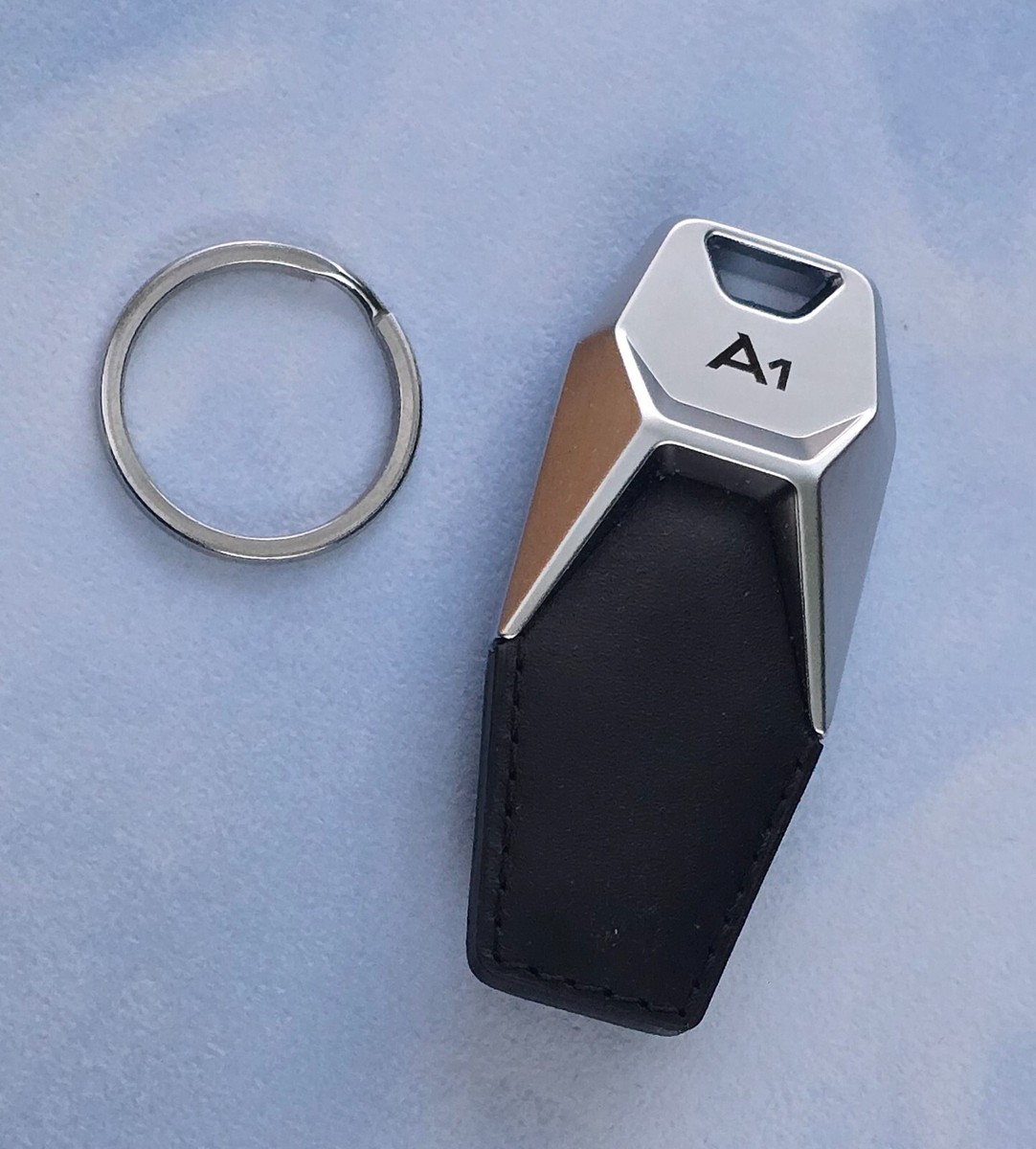Leder Schlüsselanhänger Für Auto – Personalisiertes Geschenk Mit Metall-Logo – Passt Für Autoschlüssel, Motorrad & Mehr – Stylisch & Robust
