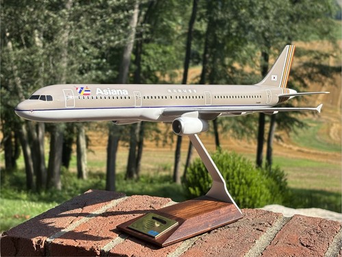 Asiana Airlines Airbus A321-200 by AMI Phelps Models (UK) . 1/100 scale