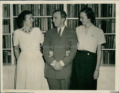 1950 John Green Wife Daughter Margaret Anne Arms Linked Historic Photo 7x9
