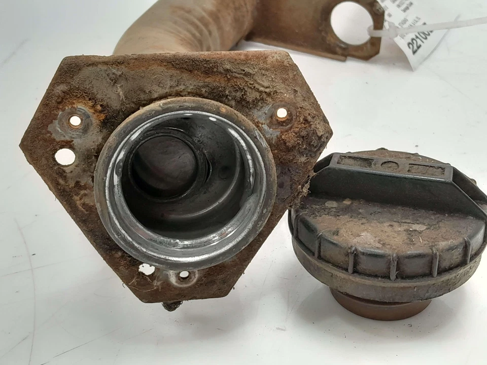 Chevy S10 1990-1993 montaje de cuello de llenado de combustible OEM 14062977 Foto 4 de 4