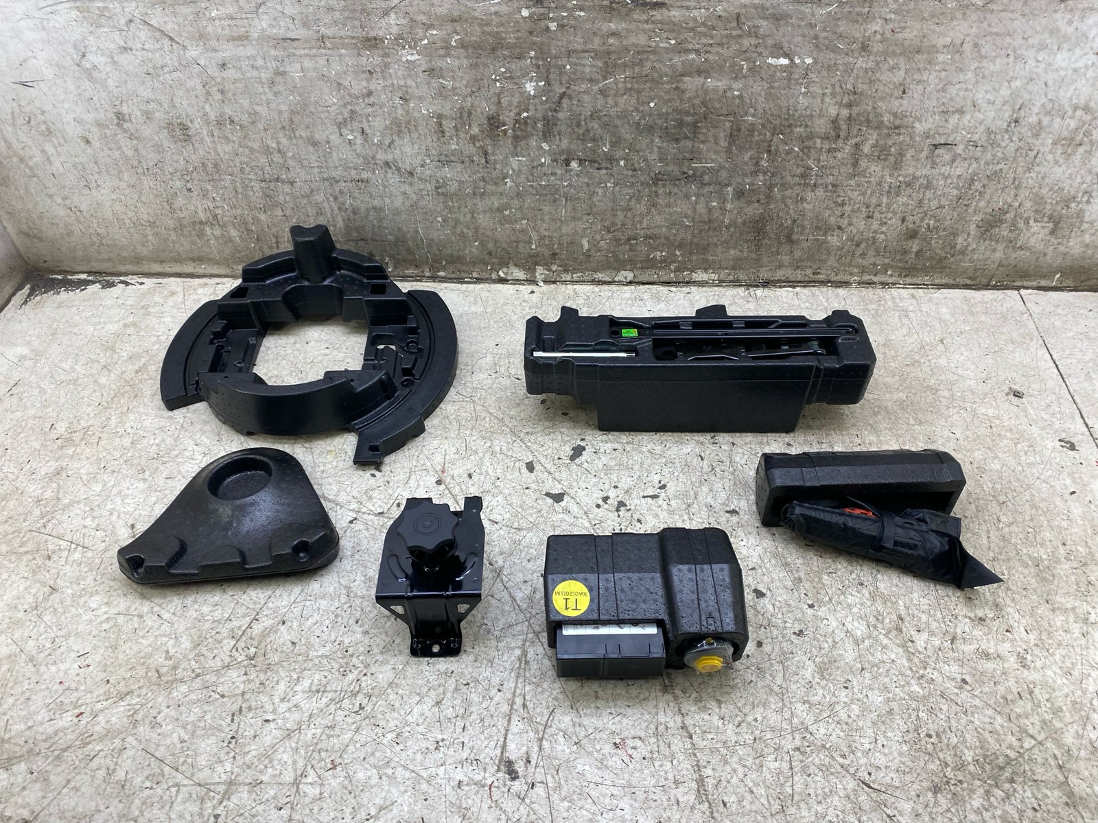 2016-2020 BENTLEY BENTAYGA OEM EMERGENCY SPARE TIRE JACK 36A012615 36A012021D