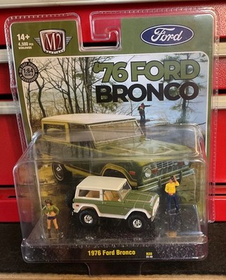 M2 Machines 1976 Ford Bronco Diorama With Figurines And Retro Two-Tone Color!