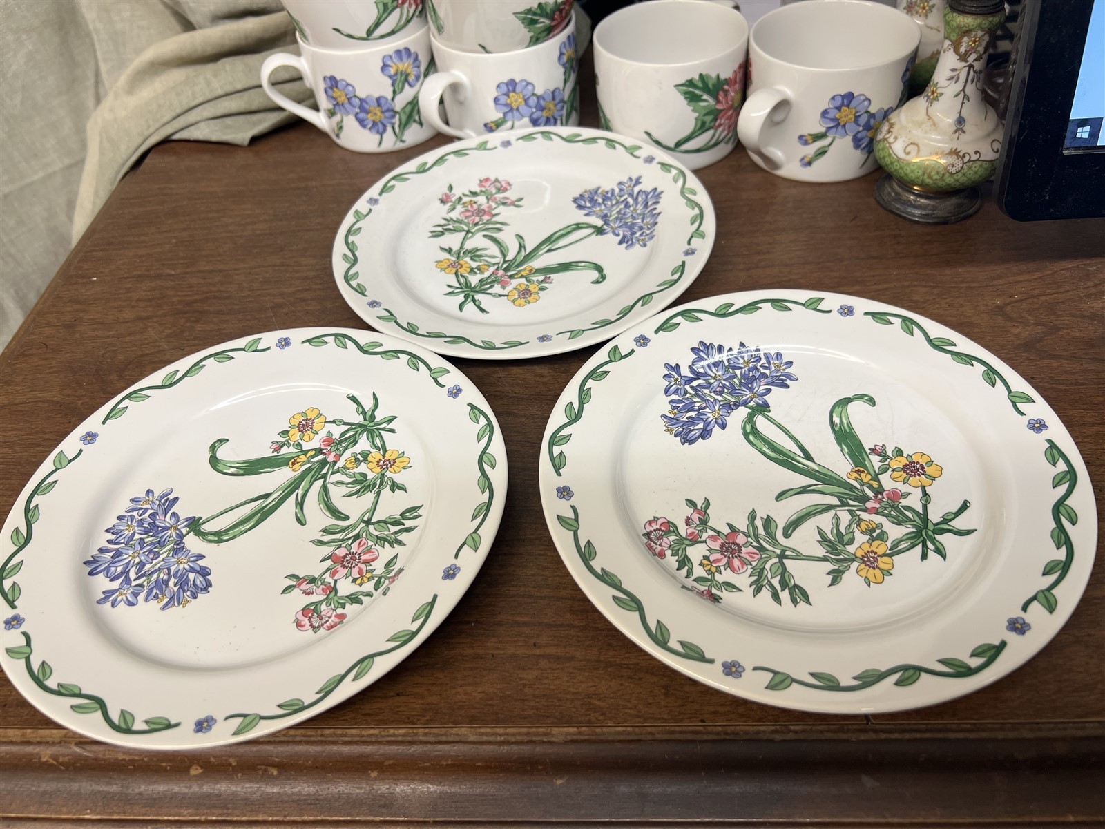 Set of 3 International Tableworks Terrace Blossoms Salad Plates 7-1/2"