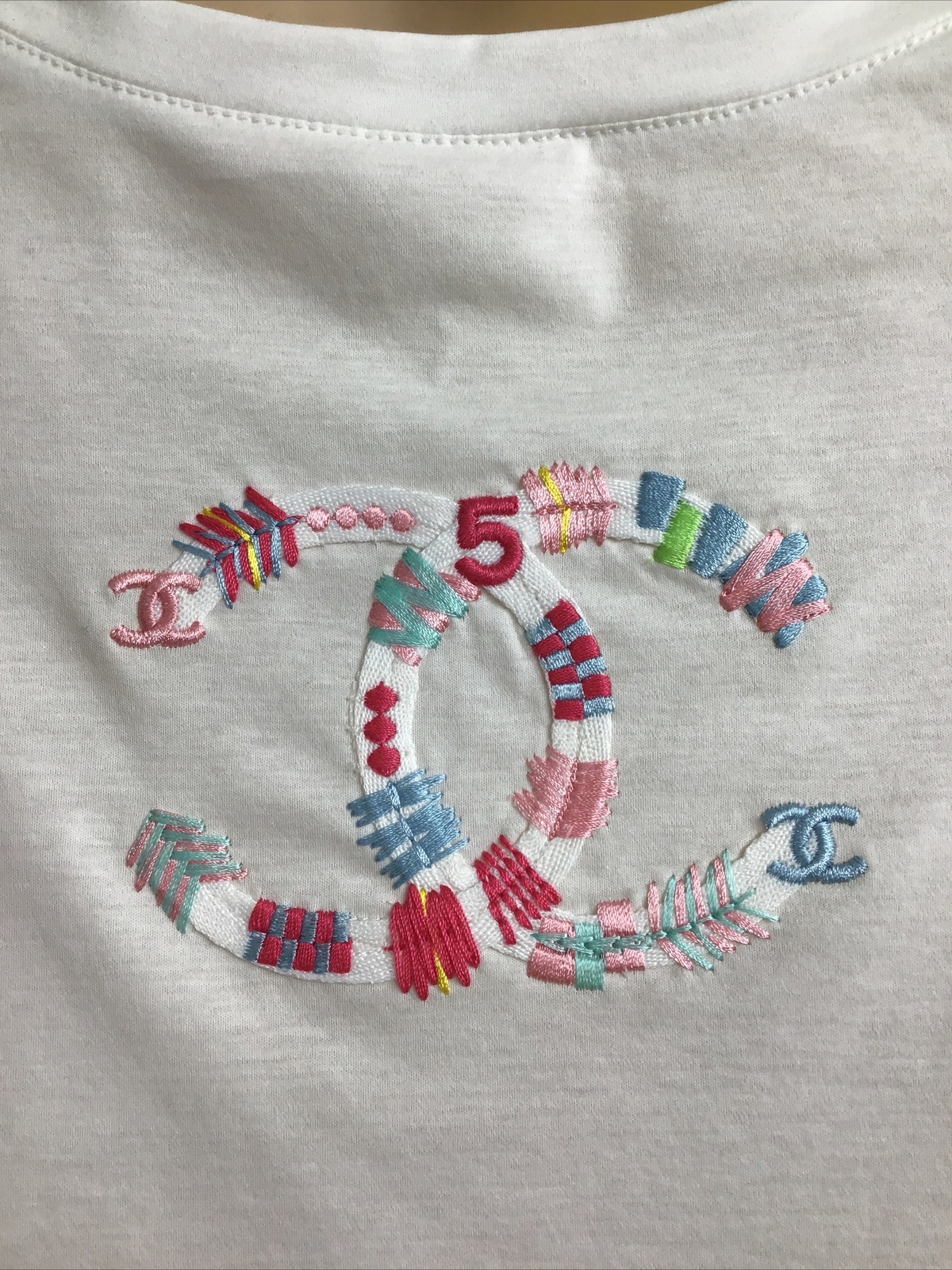Chanel T-Shirt White S Sleeve Aurora Sequin Front Back Embror CC Nwt Size S image 5