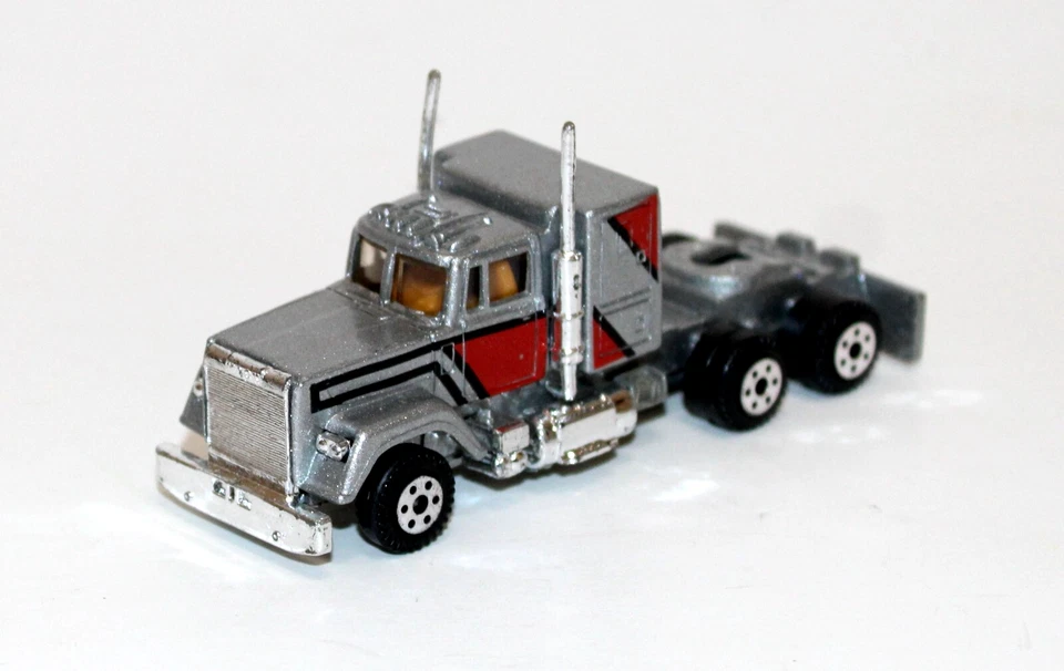 De colección Road Champs Hong Kong #68 1957 Mack cabina convencional en caja plateada 1983 Foto 2 de 4