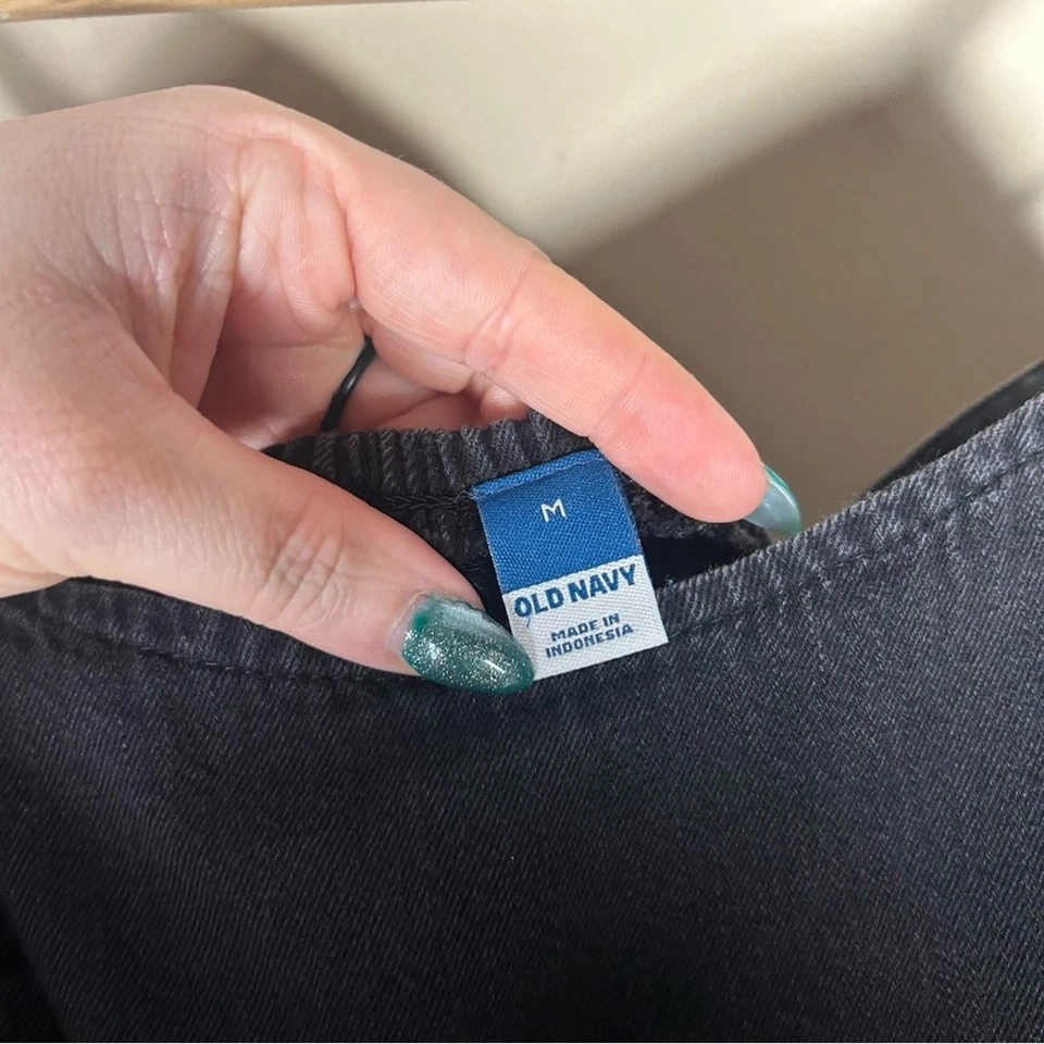 Old Navy 黑色牛仔棉宽腿可调肩带连身裤 M 码 — 第 4/4 张图片