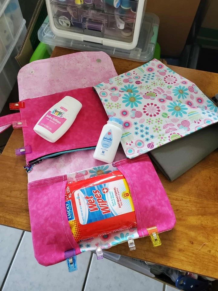 Clutch feita à mão em movimento para fraldas, lenços umedecidos e muito mais - Imagem 2 de 4