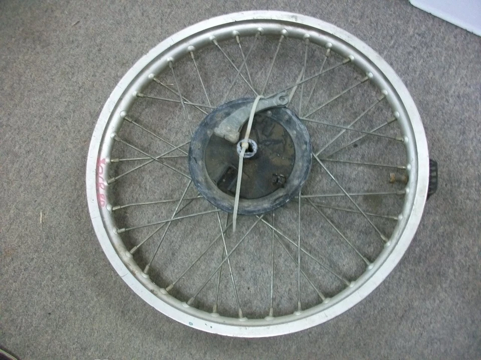 ¡Bonito! Honda CR80 1980 rueda delantera y placa de freno CR 80 Elsinore AHRMA recta Foto 3 de 4