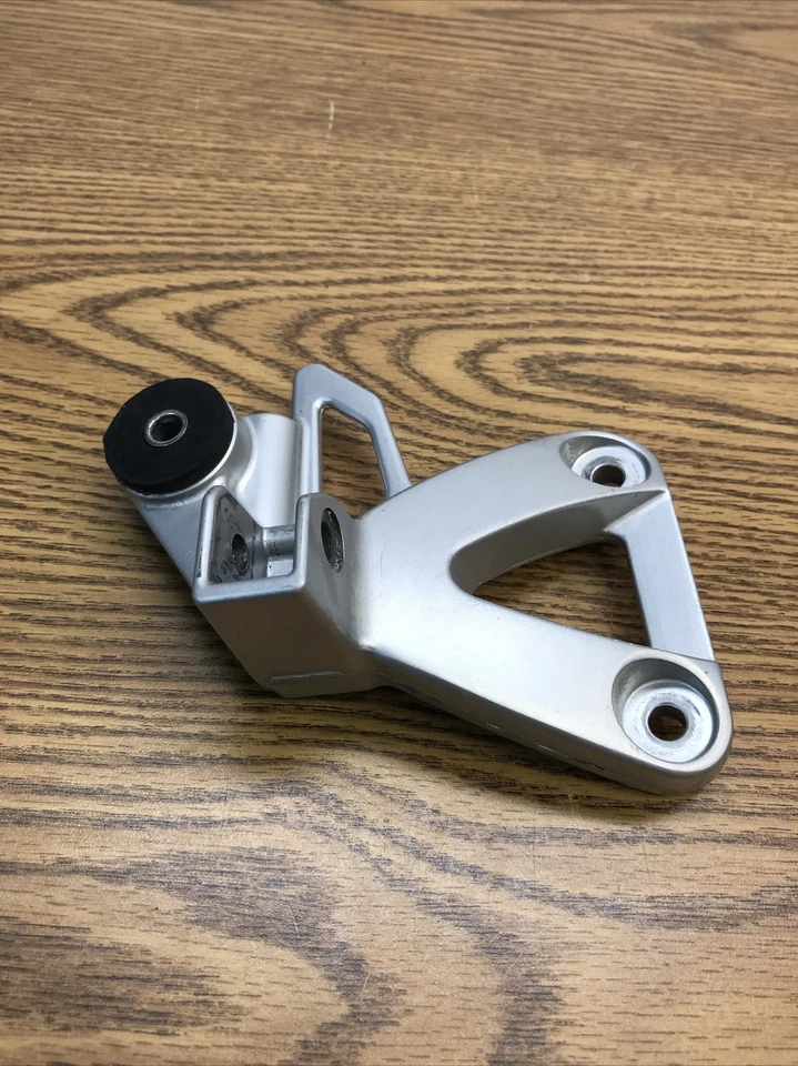 SUZUKI KATANA GSX750F 1998-2006, SOPORTE PILLÓN PARTE TRASERA DERECHA # 43811-08F00 Foto 3 de 4