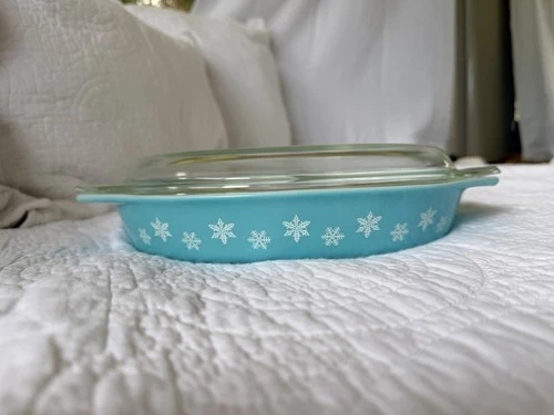 Vintage PYREX Turquoise Blue Snowflake 1-1/2 Qt Divided Dish With Lid Christmas
