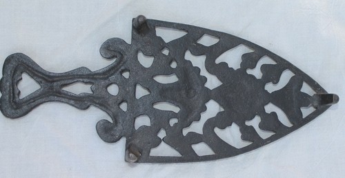Vintage Wilton Cast Plume Cathedral Spade Trivet 3 Footed Stand Made in USA - - Picture 4 of 5