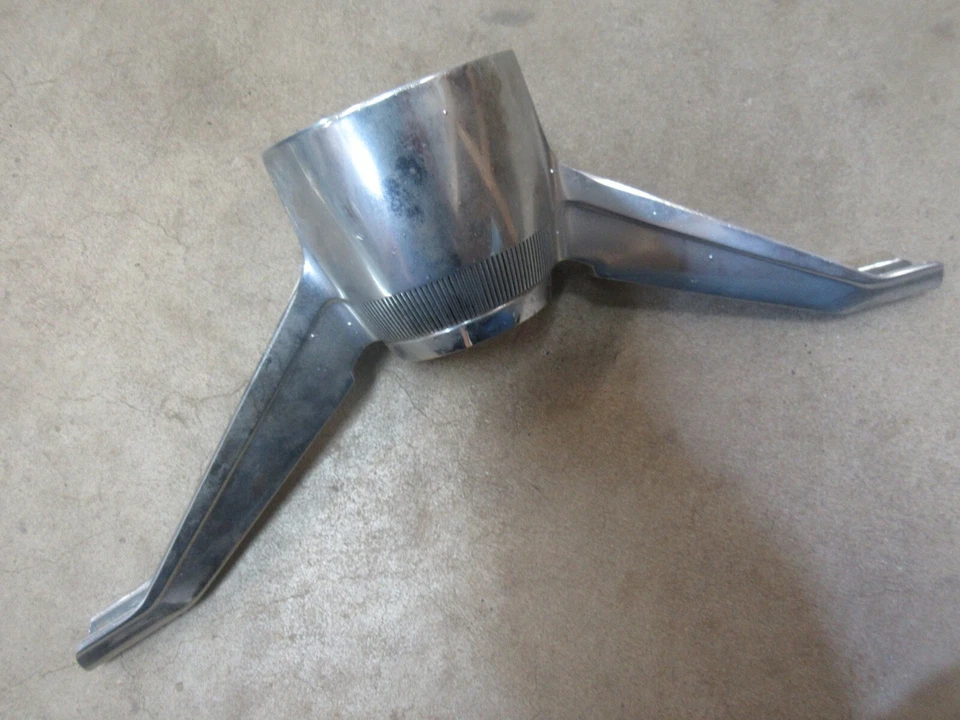 Cadillac 1964 sedán Deville interior volante bocina central moldura tapa Foto 2 de 4