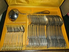UNE MENAGERE 37 PIECES METAL ARGENTE - S F 50 GRS