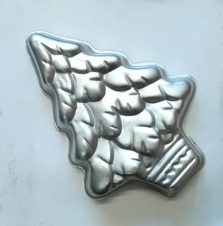 Vintage Wilton Aluminium Cake Pan / Tin Christmas Tree 39cm