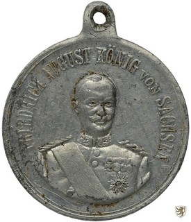 SACHSEN Medaille um 1914 Friedrich August III. | Waffentrophäen mit Inschrift |