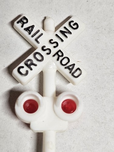 Vintage HO Scale Plastic Train Crossing Gate and Railroad Crossing Sign Post - Bild 10 von 12