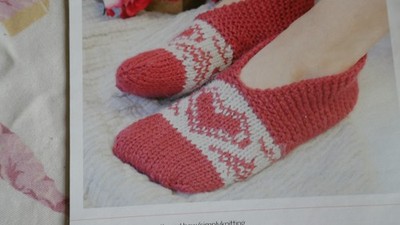 STRICKANLEITUNG AUS FRANKREICH FÜR DAMEN LEICHT STRICKEN HERZ HAUSSCHUHE IN ARAN - 3 GRÖßEN