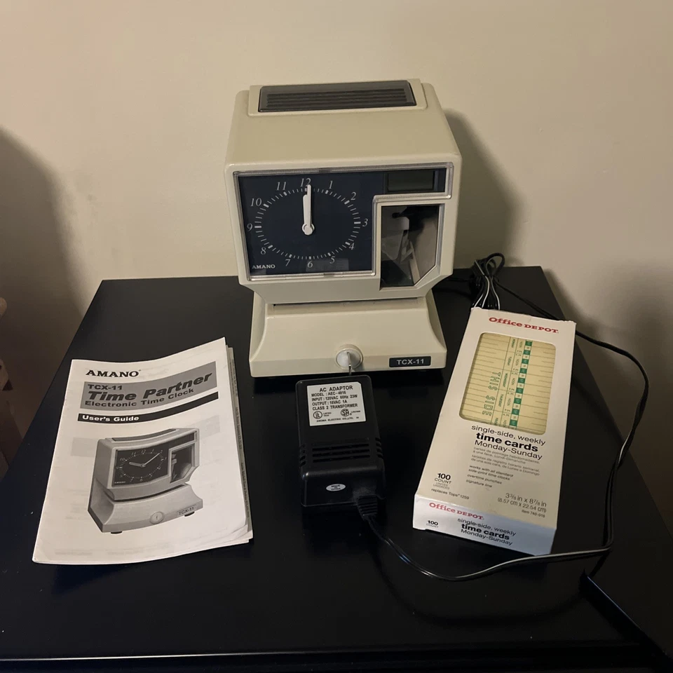 Reloj perforador Amano TCX-11, esfera analógica y pantalla digital con manual, teclas, tarjetas Foto 2 de 4