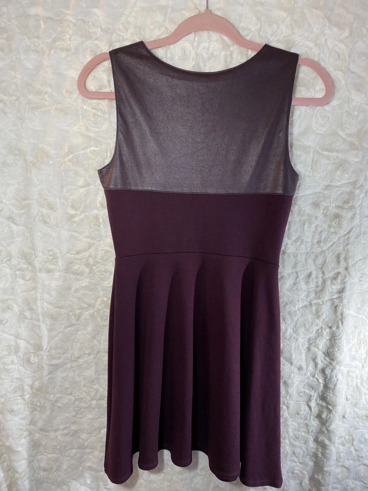 Vestido Bailey 44 Embrujado S Cerradura Recorte Granate Imitación Cuero Corpiño Foto 4 de 4