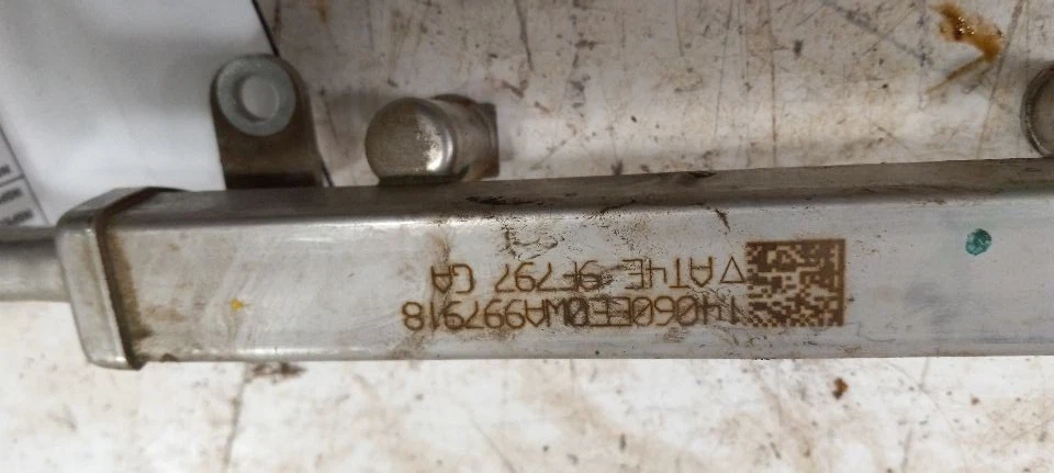 Barra de montaje de inyector de inyección de riel de combustible Ford Taurus 2013 2014 2015 2016 Foto 3 de 4