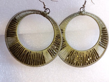 Ohrhänger oliv runder Hänger feiner Textilfaden einzelne Glitzerstäbchen 6 cm