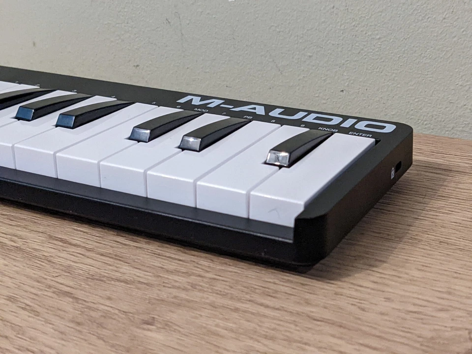 M-Audio Keystation Mini 32 MK3 USB MIDI keyboard portable controller mini keys - Image 3 of 4