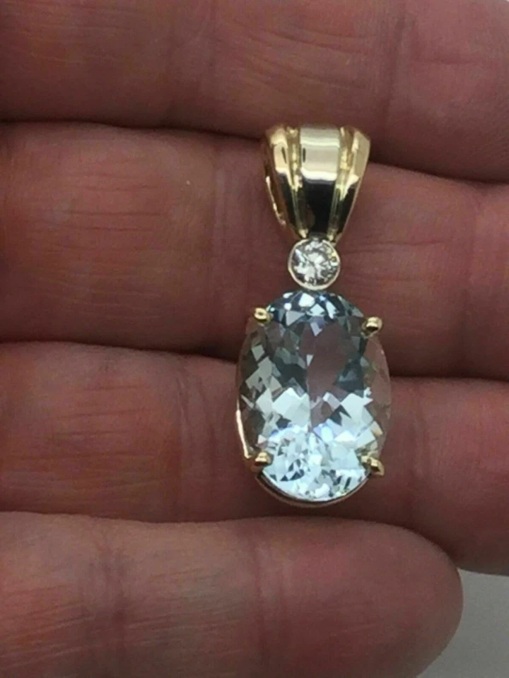 Colgante solitario de diamantes y aguamarina de corte ovalado de 3,00 quilates enchapado en oro amarillo de 14 quilates Foto 3 de 4