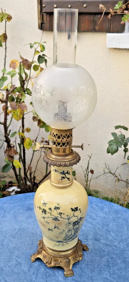 Belle lampe à huile ancienne en faïence et bronze / Avec son globe - Photo 2/4