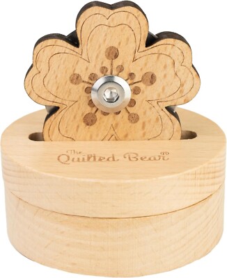 Der gesteppte Bär Fadenschneider - 45 mm rutschfestes Blumenmuster aus Holz