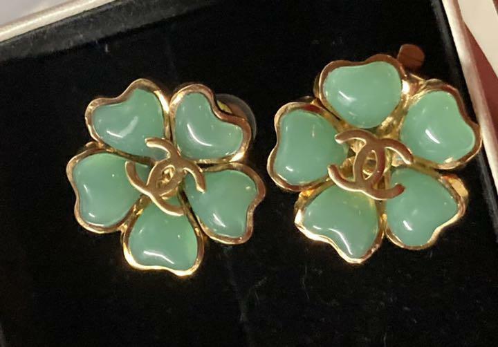Auth Vintage CHANEL CC Gripoix Flower Clip On Earrings Green