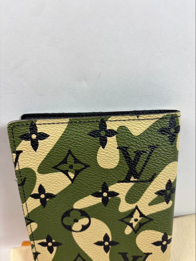 LOUIS VUITTON x Takashi Murakam M58027 Monogramouflage Passport Case Authentic image 8