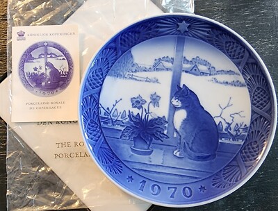 1970 Royal Copenhagen 7.25'' Christmas Rose And Cat Plate