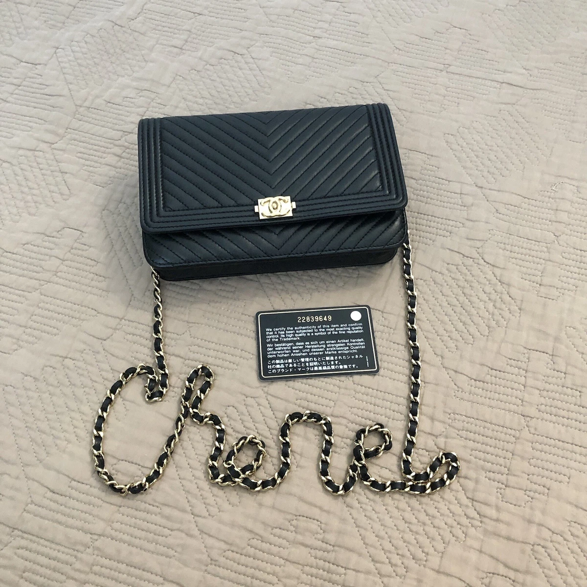  Chanel, Pre-Loved Black Calfskin Logo Enchained Flap Medium,  Black : Luxury Stores