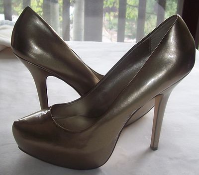 Fergie Bunny High Heel Smooth patent gold Platform Pumps  SIZE 7.5 M NEW