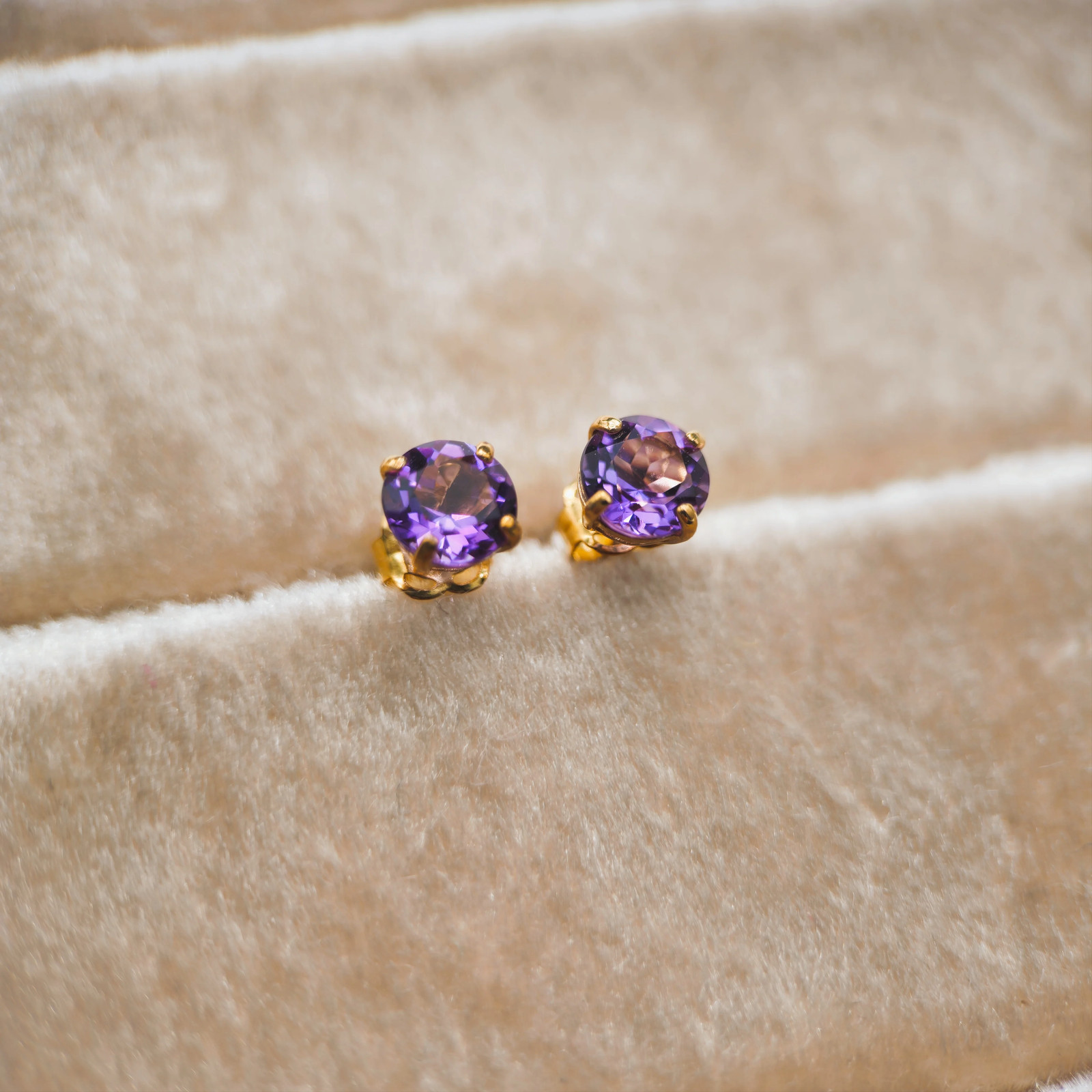 Solid 9ct Yellow Gold Solitaire Amethyst Studs - … - image 6