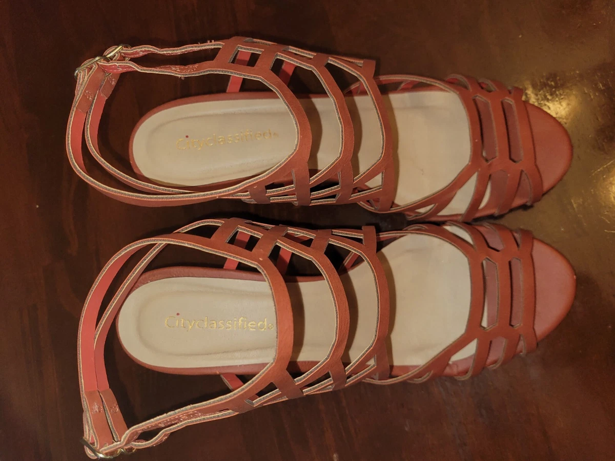 City classified sandals